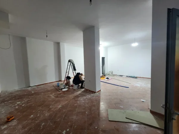 Tirane, jepet me qera ambjent biznesi Kati 0, 60 m² 200 € (Foto xhavella, perball lokal 2 palma)