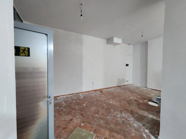 Tirane, jepet me qera ambjent biznesi Kati 0, 60 m² 200 € (Foto xhavella, perball lokal 2 palma)