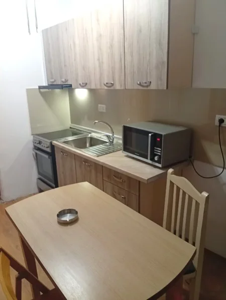 Jepet me Qira Super Hyrje 2+1  tek Selvia ne Qender Afer Pazarit te Ri , 450 €uro