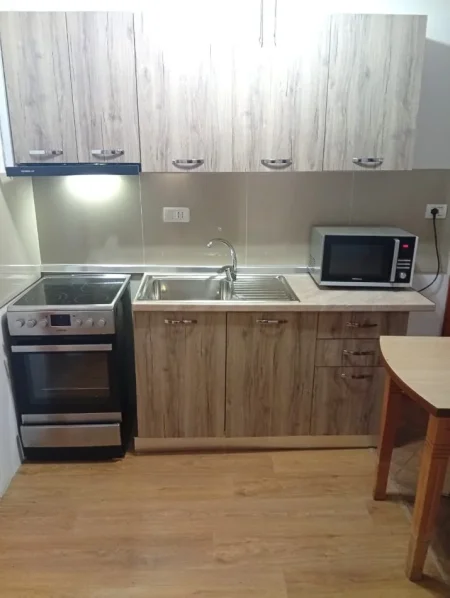 Jepet me Qira Super Hyrje 2+1  tek Selvia ne Qender Afer Pazarit te Ri , 450 €uro