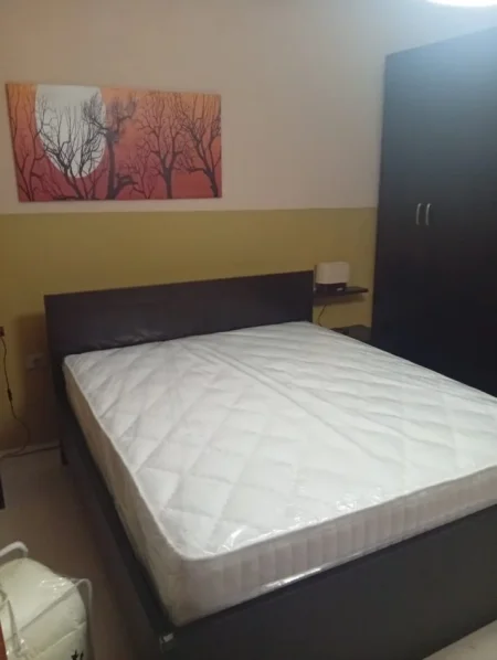 Jepet me Qira Super Hyrje 2+1  tek Selvia ne Qender Afer Pazarit te Ri , 450 €uro