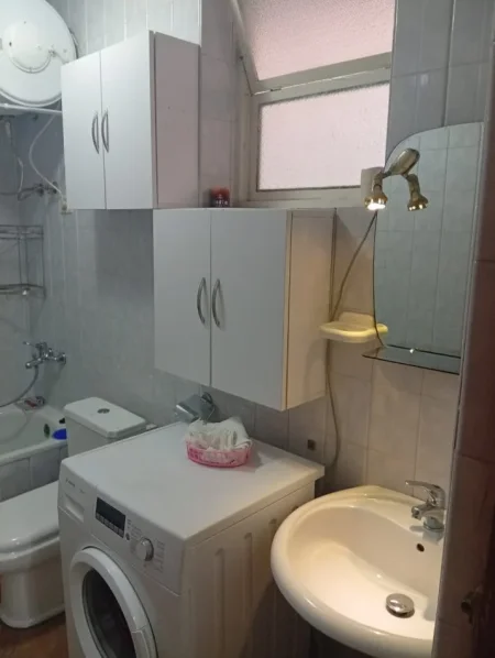 Jepet me Qira Super Hyrje 2+1  tek Selvia ne Qender Afer Pazarit te Ri , 450 €uro