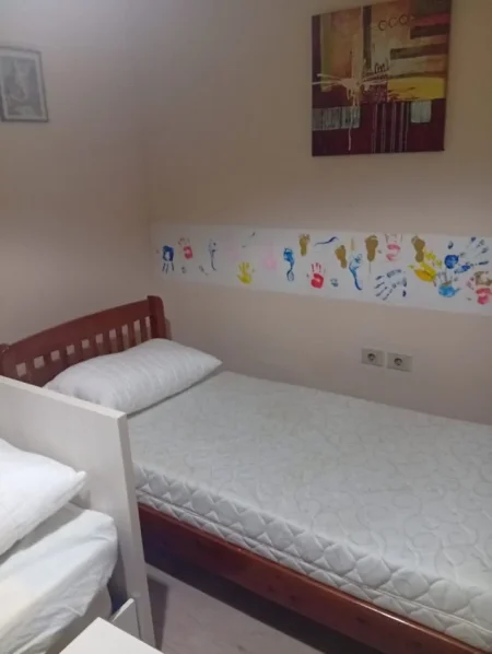 Jepet me Qira Super Hyrje 2+1  tek Selvia ne Qender Afer Pazarit te Ri , 450 €uro