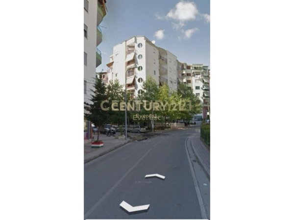 Tirane, jepet me qera ambjent biznesi Kati 0, 125 m² 1.000 € (Fresku)