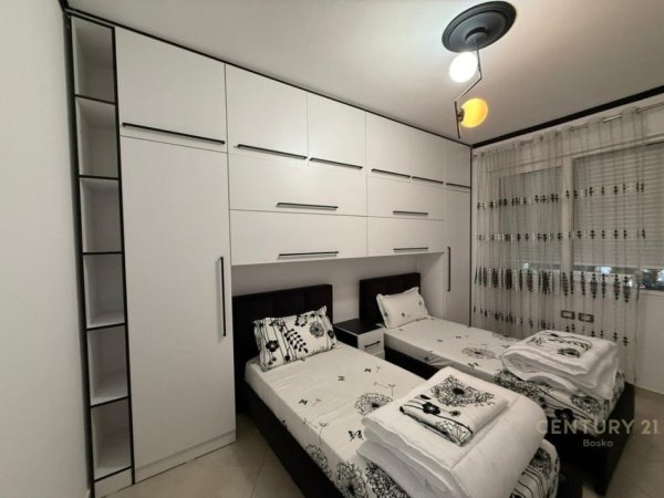 Tirane, jepet me qera apartament 2+1+Aneks+Ballkon Kati 4, 111 m² 800 € 