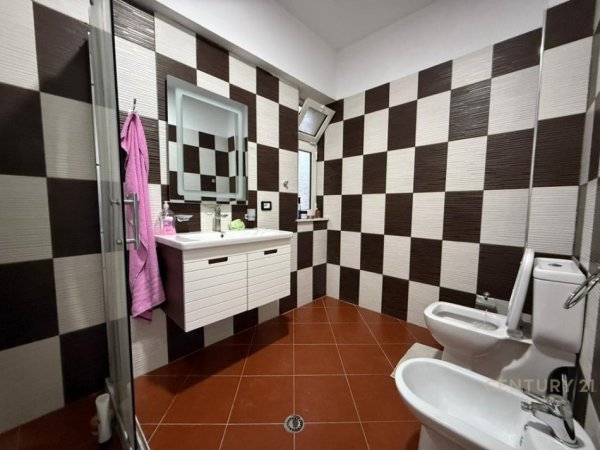 Tirane, jepet me qera apartament 2+1 Kati 4, 111 m² 800 € (Liqeni i Thate)