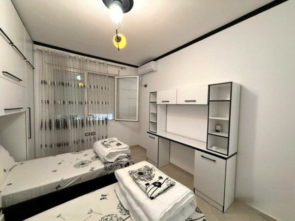 Tirane, jepet me qera apartament 2+1 Kati 4, 111 m² 800 € (Liqeni i Thate)