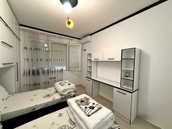 Tirane, jepet me qera apartament 2+1 Kati 4, 111 m² 800 € (Liqeni i Thate)