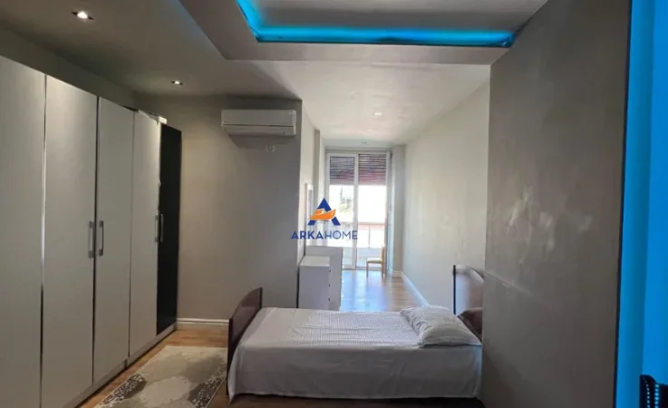 Tirane, jepet me qera apartament 2+1+Ballkon Kati 8, 120 m² 519 € (astir)