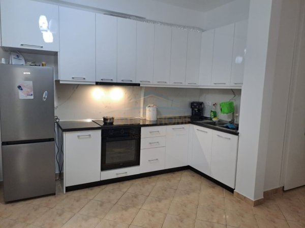 Vlore, jepet me qera apartament 1+1 Kati 2, 82 m² 600 € (Lungomare)