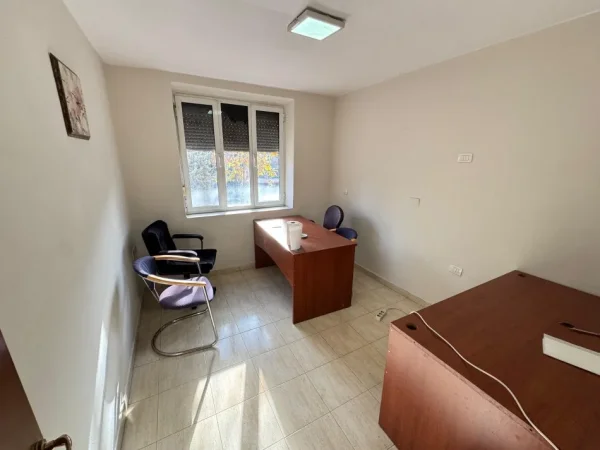 Tirane, jepet me qera zyre Kati 2, 90 m² 450 €