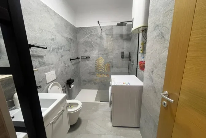 Tirane, jepet me qera apartament 3+1+Ballkon Kati 4, 121 m² 1.200 € (Liqeni i Thate)