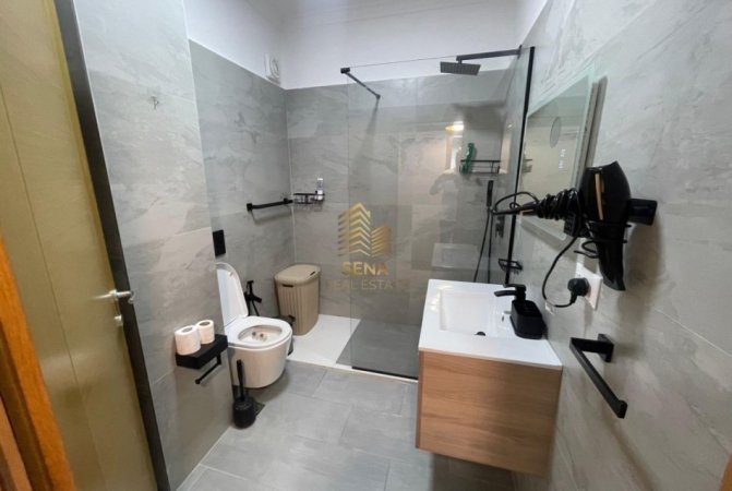 Tirane, jepet me qera apartament 3+1+Ballkon Kati 4, 121 m² 1.200 € (Rruga Hamdi Garunja)