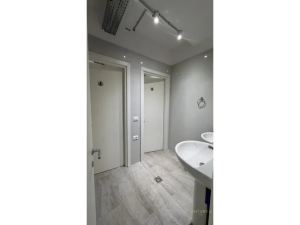 Tirane, jepet me qera zyre Kati 7, 180 m² 3.000 € (Kika 2)