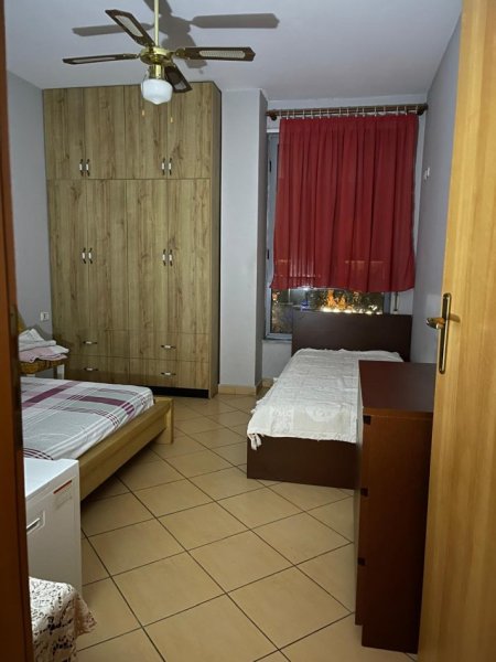Tirane, jepet me qera apartament 1+1 Kati 4, 70 m² 520 € (Pallati me Shigjeta)