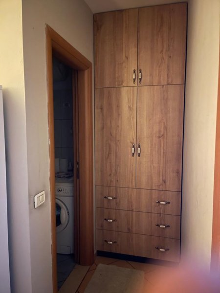 Tirane, jepet me qera apartament 1+1 Kati 4, 70 m² 520 € (Pallati me Shigjeta)