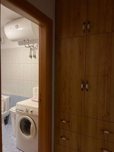 Tirane, jepet me qera apartament 1+1 Kati 4, 70 m² 520 € (Pallati me Shigjeta)