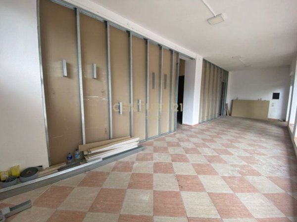 Tirane, jepet me qera Kati 1, 300 m² 2.000 € 