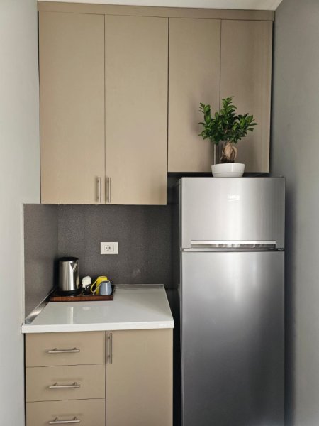 Tirane, jepet me qera apartament 1+1 Kati 1, 50 m² 700 € (Rruga Fortuzi)