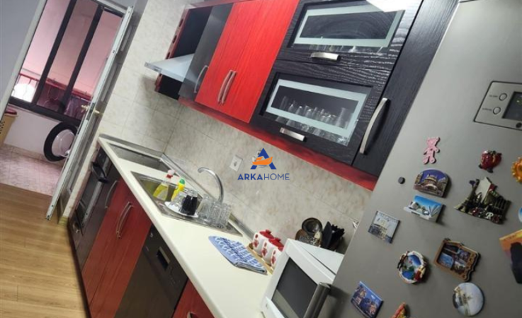 Tirane, jepet me qera apartament 2+1+Ballkon Kati 1, 100 m² 726 € (laprake)