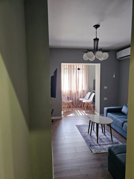 Tirane, jepet me qera apartament 1+1 , 65 m² 700 € (Rruga Fortuzi)