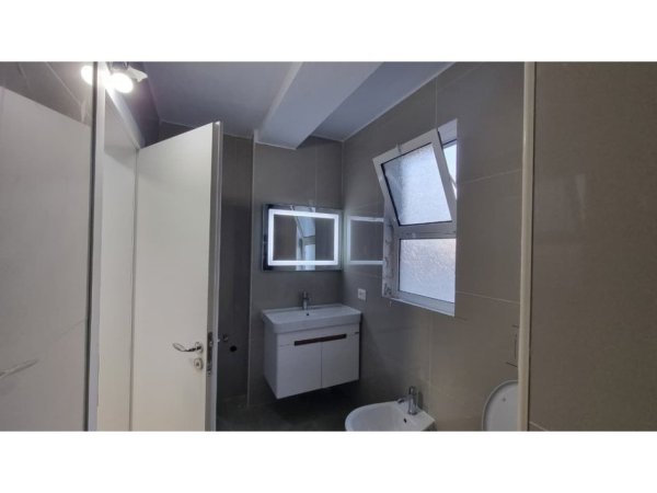 Tirane, shitet apartament 2+1+Ballkon Kati 6, 72 m² 162.000 € (Stadiumi Dinamo)