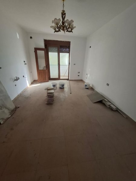 Tirane, jepet me qera apartament 2+1 Kati 2, 610 € 