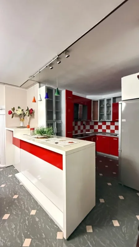 Tirane, jepet me qera apartament 3+1+Ballkon Kati 3, 120 m² 750 € (Komuna e Parisit)