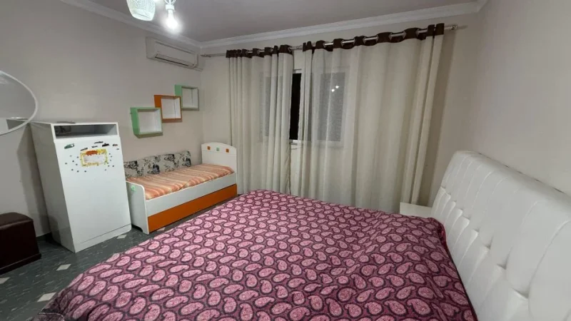 Tirane, jepet me qera apartament 3+1+Ballkon Kati 3, 120 m² 750 € (Komuna e Parisit)