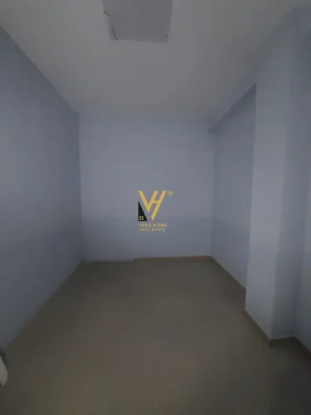 Tirane, jepet me qera dyqan Kati 0, 60 m² 400 € (RRUGA E ELBASANIT)