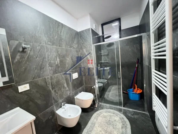Tirane, jepet me qera apartament 2+1+Ballkon Kati 5, 110 m² 700 € (Rruga Don Bosko)