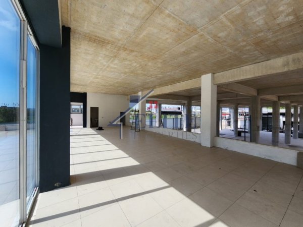 Tirane, jepet me qera magazine Kati 0, 1.300 m² 7.600 € (Mezez, prane Top Channel)