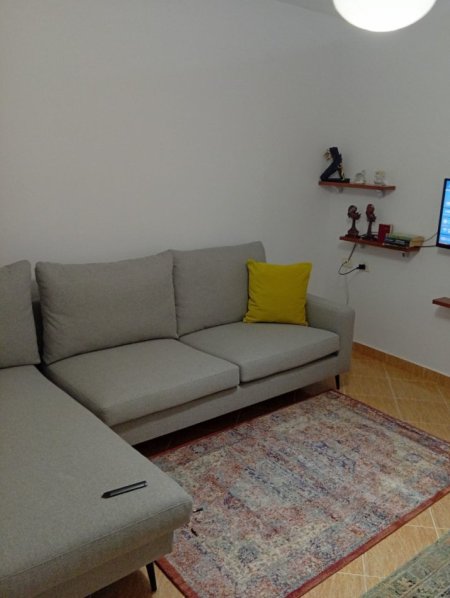 Jepet me Qera Apartament 1+1 ne Brryl, afer Maternitetit të Ri,  ,  60 m² 380 €URO