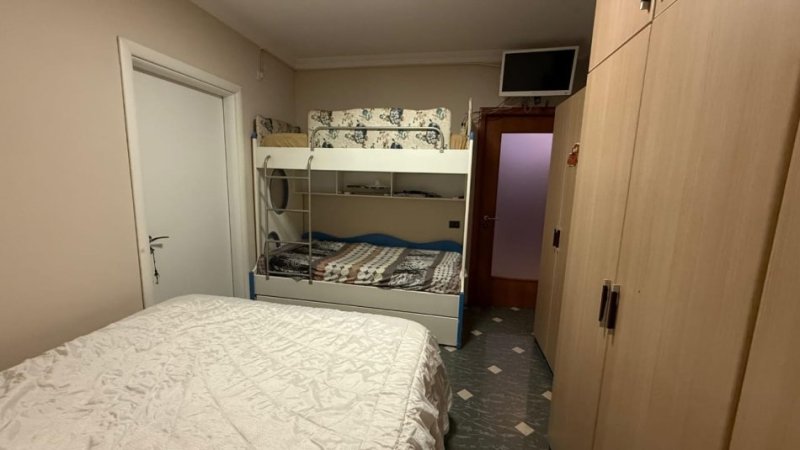 Tirane, jepet me qera apartament 3+1+Ballkon Kati 4, 120 m² 750 € (Komuna e Parisit)