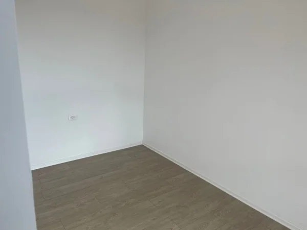 Tirane, jepet me qera ambjent biznesi Kati 4, 125 m² 850 € (21 Dhjetori)