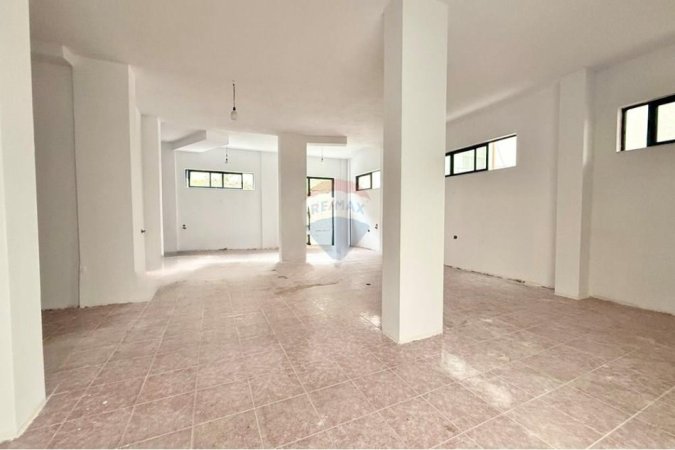 Tirane, jepet me qera magazine Kati 0, 200 m² 1.500 € (Rruga Bill Klinton Komuna e Parisit, Tiranë)