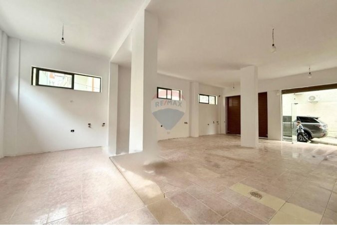 Tirane, jepet me qera magazine Kati 0, 200 m² 1.500 € (Rruga Bill Klinton Komuna e Parisit, Tiranë)