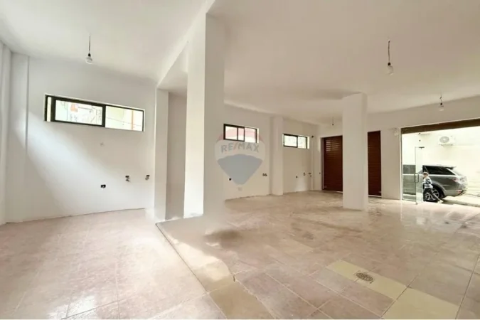 Tirane, jepet me qera magazine Kati 0, 200 m² 1.500 € (Rruga Bill Klinton Komuna e Parisit, Tiranë)