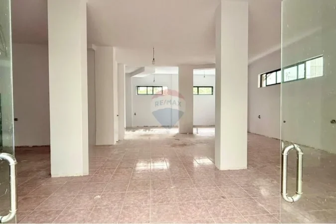 Tirane, jepet me qera magazine Kati 0, 200 m² 1.500 € (Rruga Bill Klinton Komuna e Parisit, Tiranë)