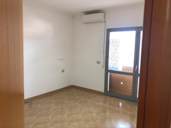 Tirane, jepet me qera ambjent biznesi Kati 6, 110 m² 1.000 € (Zogu i Zi)
