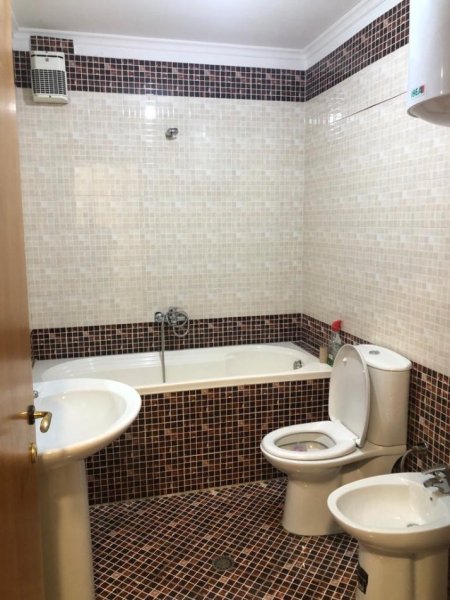 Tirane, jepet me qera ambjent biznesi Kati 6, 110 m² 1.000 € (Zogu i Zi)