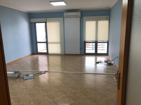 Tirane, jepet me qera ambjent biznesi Kati 6, 110 m² 1.000 € (Zogu i Zi)
