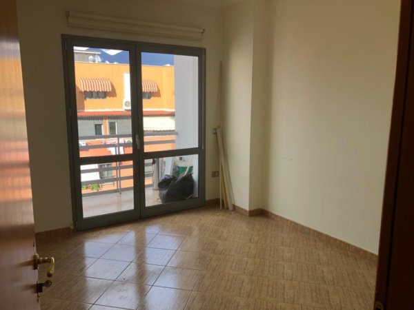 Tirane, jepet me qera ambjent biznesi Kati 6, 110 m² 1.000 € (Zogu i Zi)
