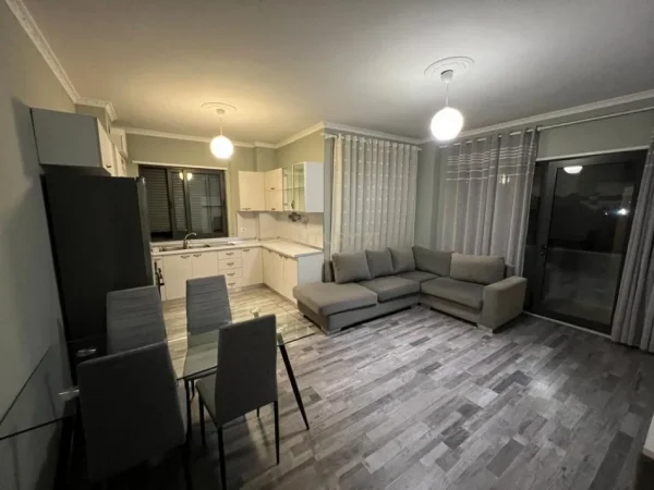 Tirane, jepet me qera apartament 2+1+Aneks+Ballkon Kati 2, 65 m² 550 € 