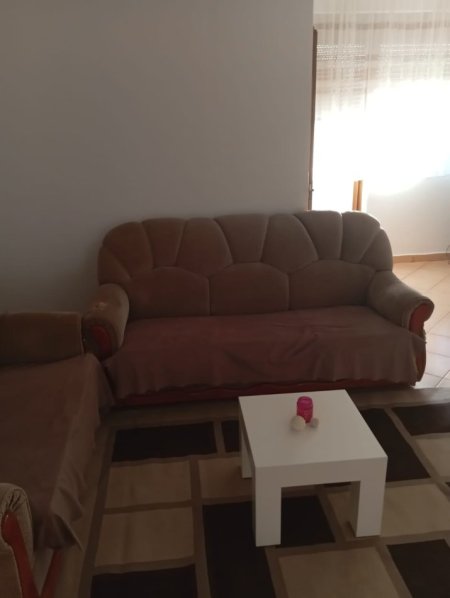 Tirane, jepet me qera Vile 1+1 Kati 2, 68 m² (Pran Medreses se Tiranes)