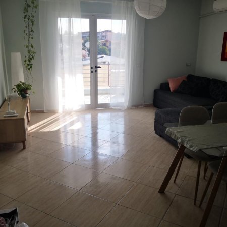 Tirane, jepet me qera nga Pronari, pa-komision apartament 1+1+Aneks+Ballkon Kati 6, 91 m² 55,000Lek (Ali Visha/Mihal Grameno)