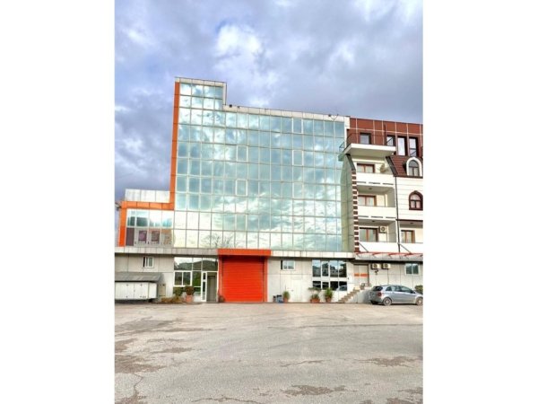 Tirane, jepet me qera ambjent biznesi , 924 m² 8.000 € 