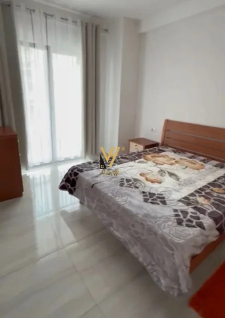 Tirane, jepet me qera apartament 1+1+Ballkon Kati 4, 70 m² 650 € (ZOGU I ZJ)