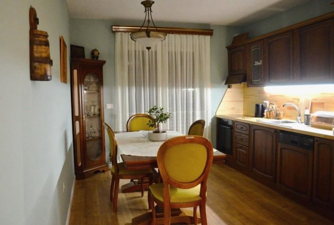 Tirane, jepet me qera apartament 2+1+Ballkon Kati 4, 100 m² 800 € (21 Dhjetori/Rr.Naim Frasheri)