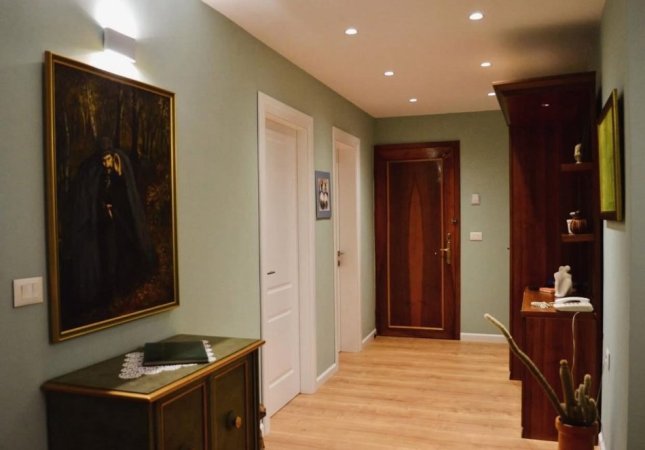 Tirane, jepet me qera apartament 2+1+Ballkon Kati 4, 100 m² 800 € (21 Dhjetori/Rr.Naim Frasheri)